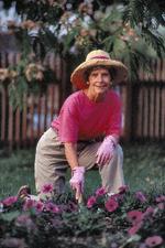 Woman_weeding_garden