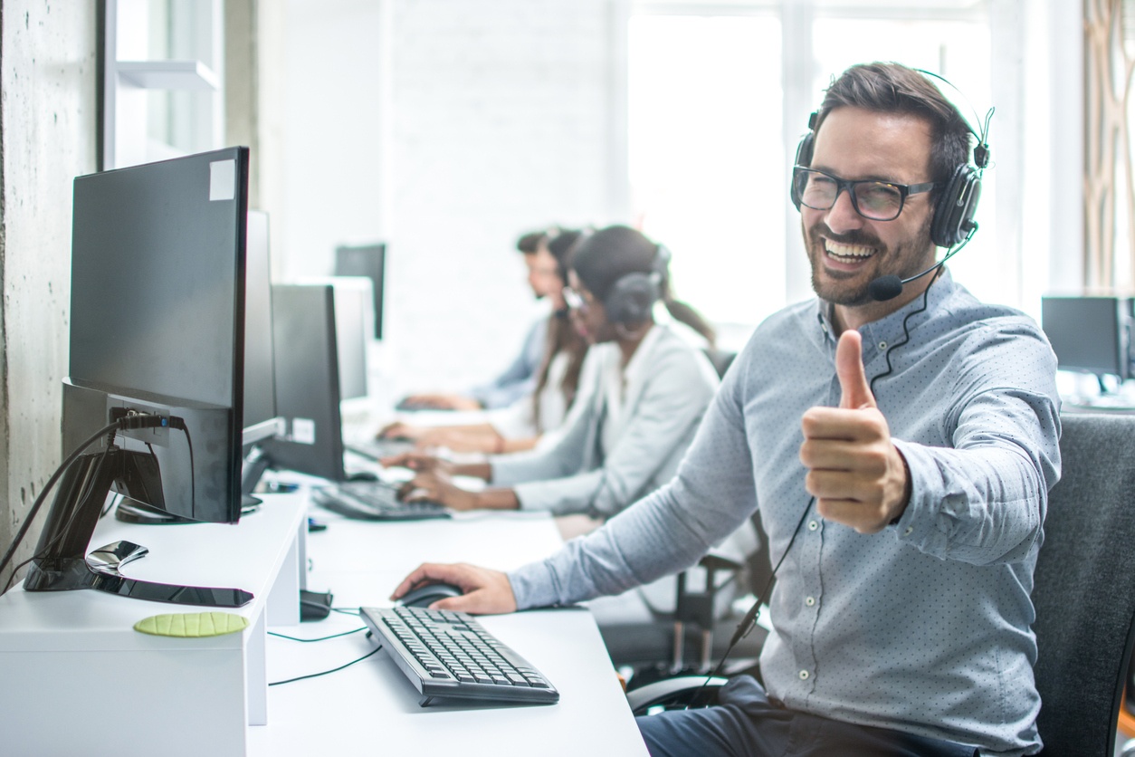 Manage offers. Колл центр. Интернет в офис. Компьютер в офисе. Диспетчер мужчина.